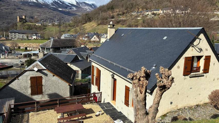 Location de vacances pour 8 personnes, avec vue et terrasse, animaux acceptés à Esterre