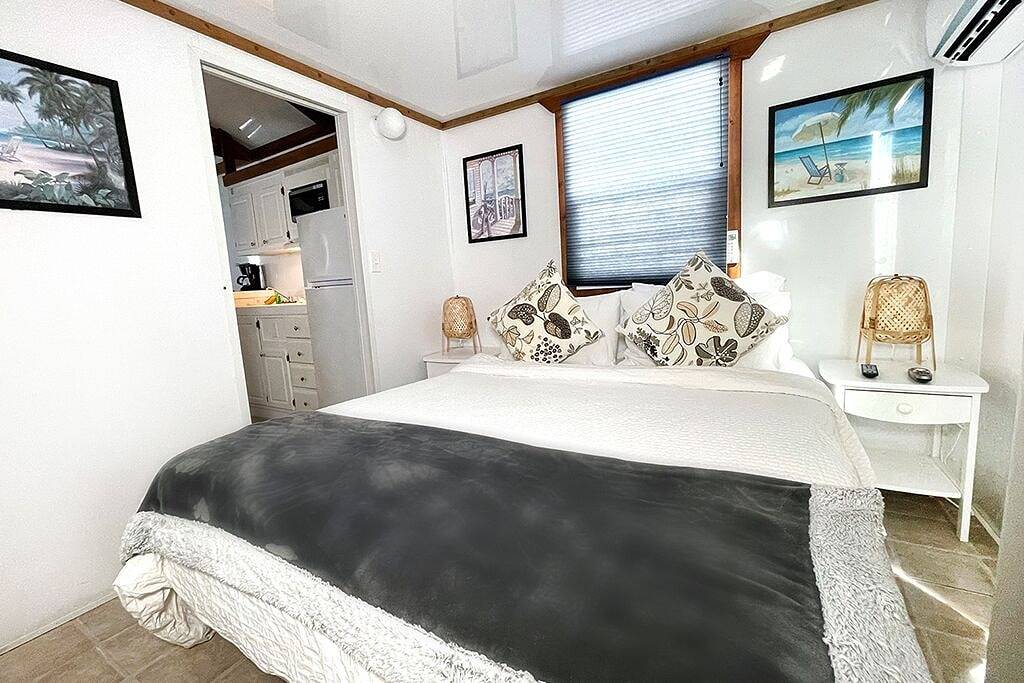 Blick auf den Sonnenuntergang am Wasser Aqua Villa Dolphin @ Mangrove Marina Resort in Tavernier, Monroe County