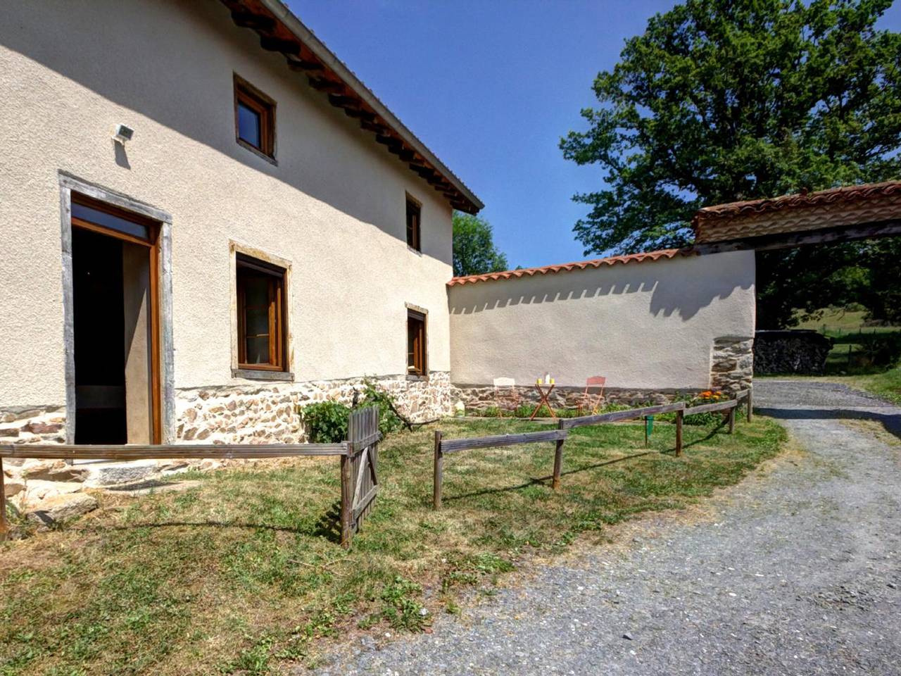 Gîte Authentique avec Terrasse et Animaux Admis in Panissières, Montbrison