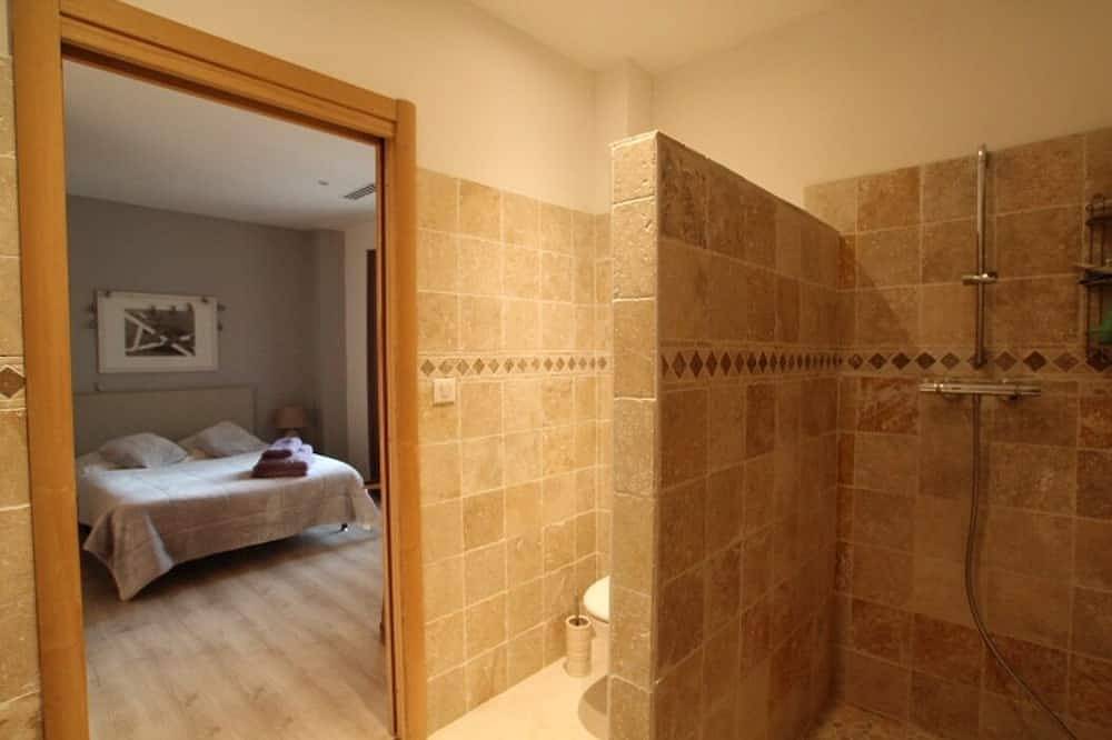 Maison vigneronne avec jacuzzi, sauna, terrasse spacieuse et vue panoramique in Cavillargues, Région de Nîmes