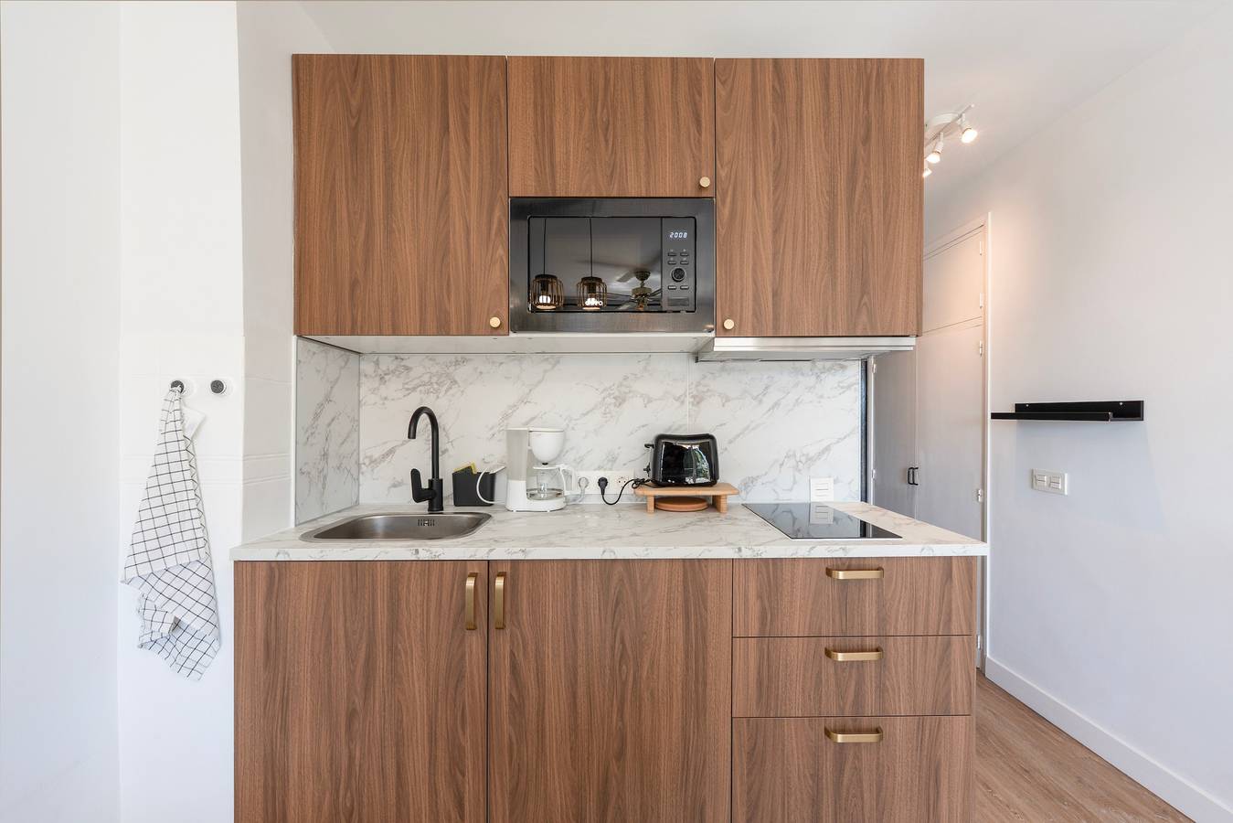 Entire studio, Boho Studio Apartment with Balcony, Wi-Fi and Air Conditioning in Nueva Andalucia Golf Valley, Marbella