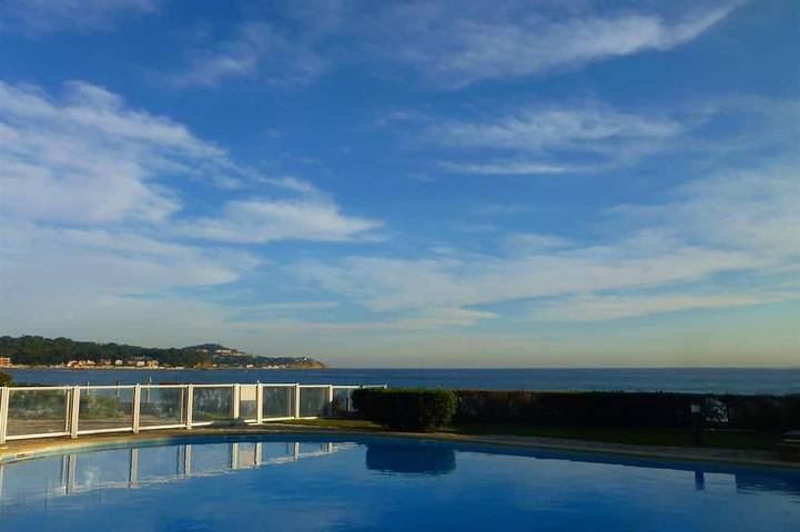 Appartement de vacances pour 4 personnes, avec terrasse ainsi que jardin et piscine