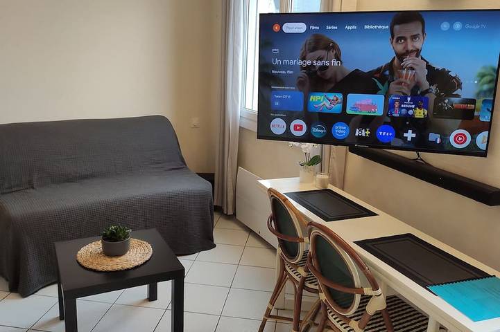 Appartement entier, Un appart à la mer, juste à descendre les escaliers et vous êtes sur la plage! in Dinard, Région de Saint-Malo