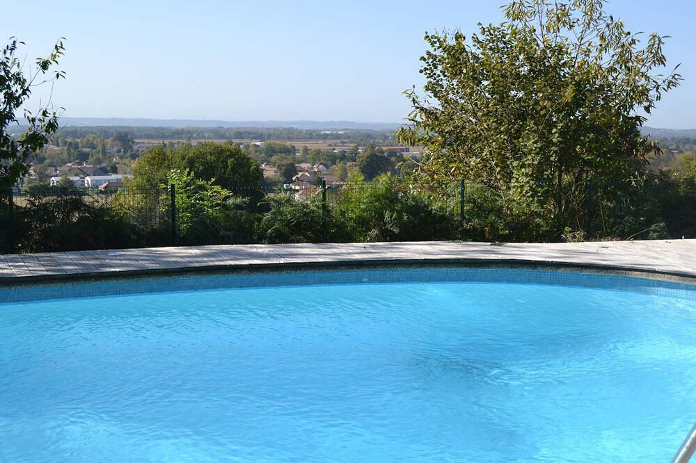 Gite avec piscine , en campagne entre mer et montagne in Serres-Castet, Béarn
