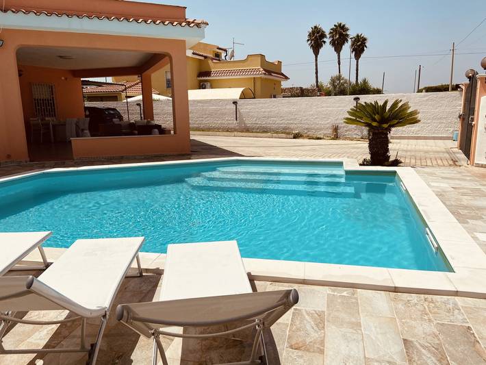 Villa for 6 people, with yard in Sicily