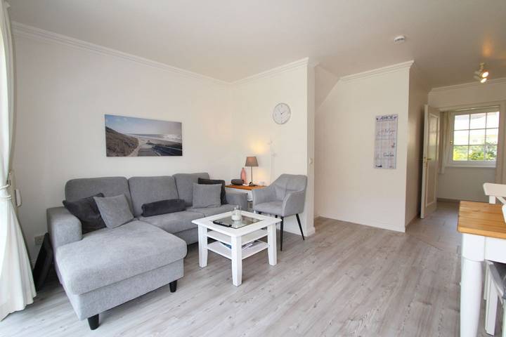 Ganze Wohnung, Gemütlich eingerichtetes Appartement im Erd- und Untergeschoss in Strandnähe in Wenningstedt, Sylt
