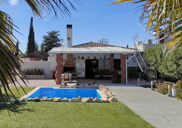 Casa de vacaciones para 12 personas, con vistas además de jardín y piscina - 1