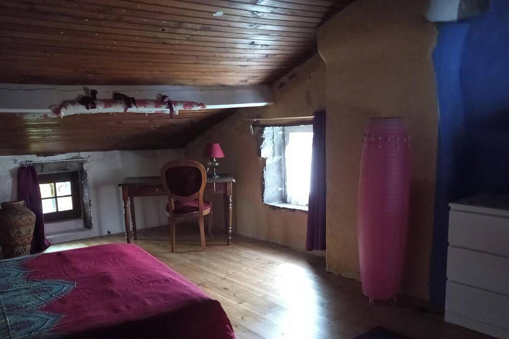 House 2 pers Volvic parc des Volcans, shady garden. Comfortable 70 m² . in Volvic, Parque Natural Regional Volcans d'Auvergne