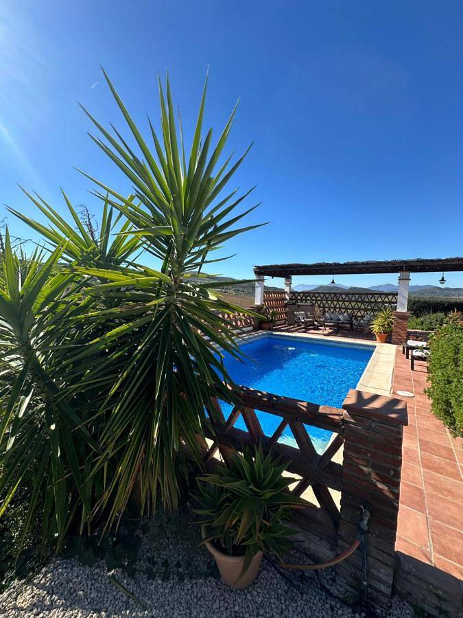 Casa rural para 4 personas, con piscina además de jardín y vistas, Se admiten mascotas en Almogía