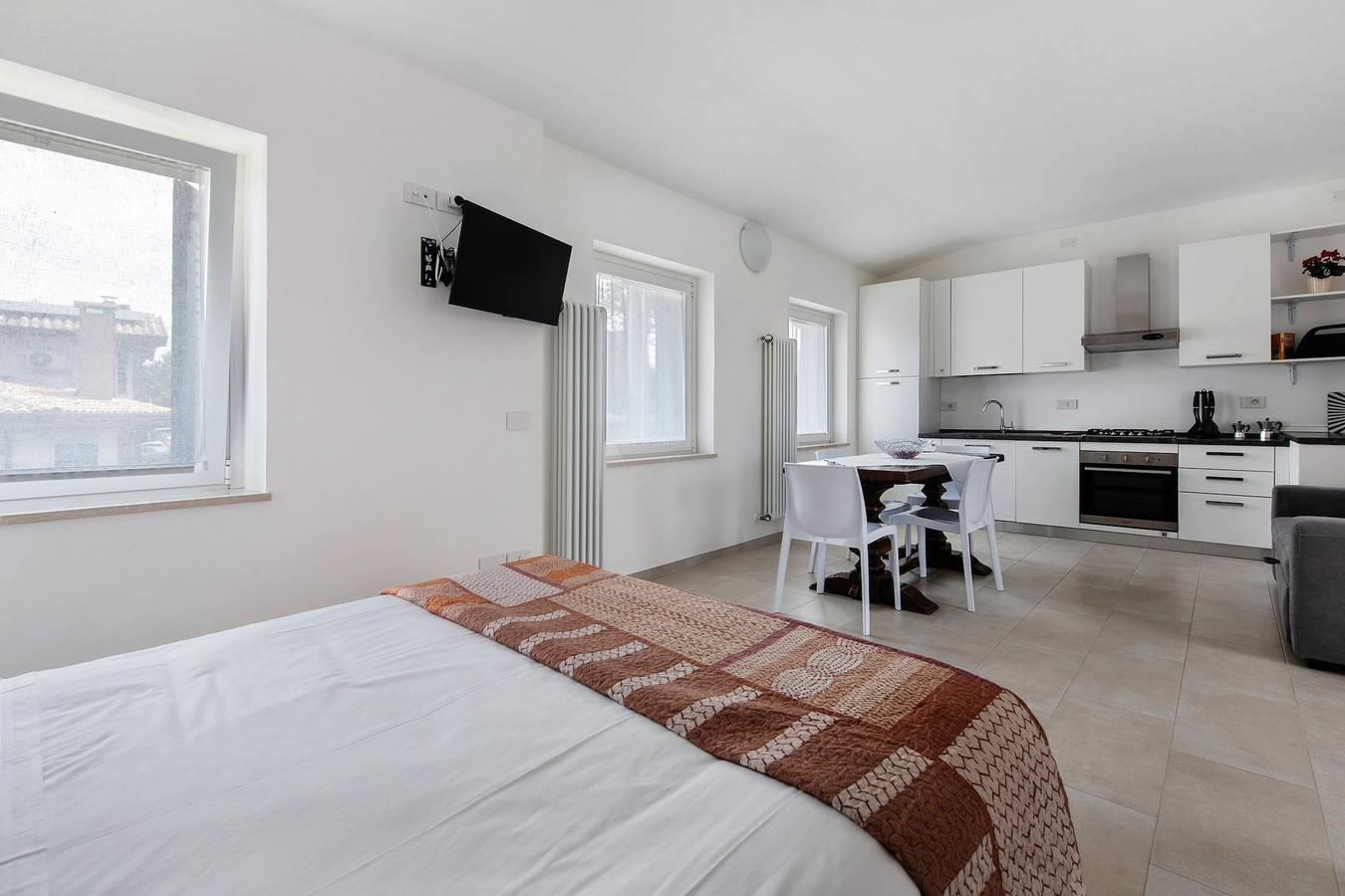 Entire studio, Studio 'La Villa Del Caribe Mono Catalina' with Lake View, Wi-Fi and Air Conditioning in San Benedetto, Peschiera del Garda