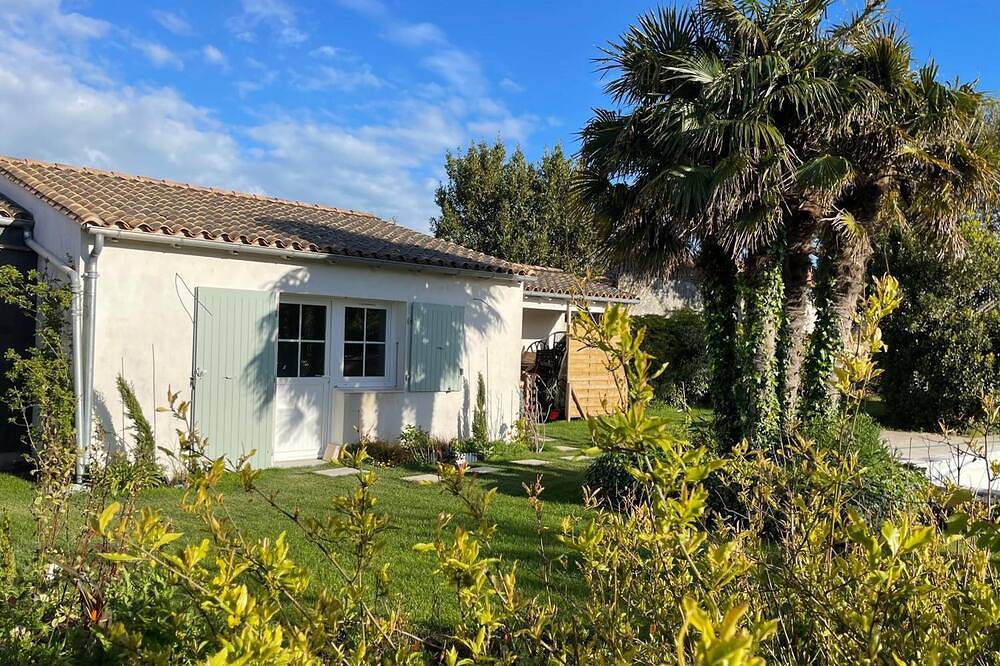 Bed and Breakfast 'Couette et coquillages' with Air Conditioning in Sainte-Marie-de-Ré, Ile de Re