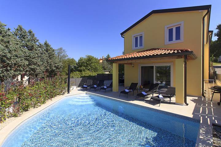 Ferienhaus für 8 Personen, mit Balkon und Terrasse sowie Pool in Porec und Umgebung
