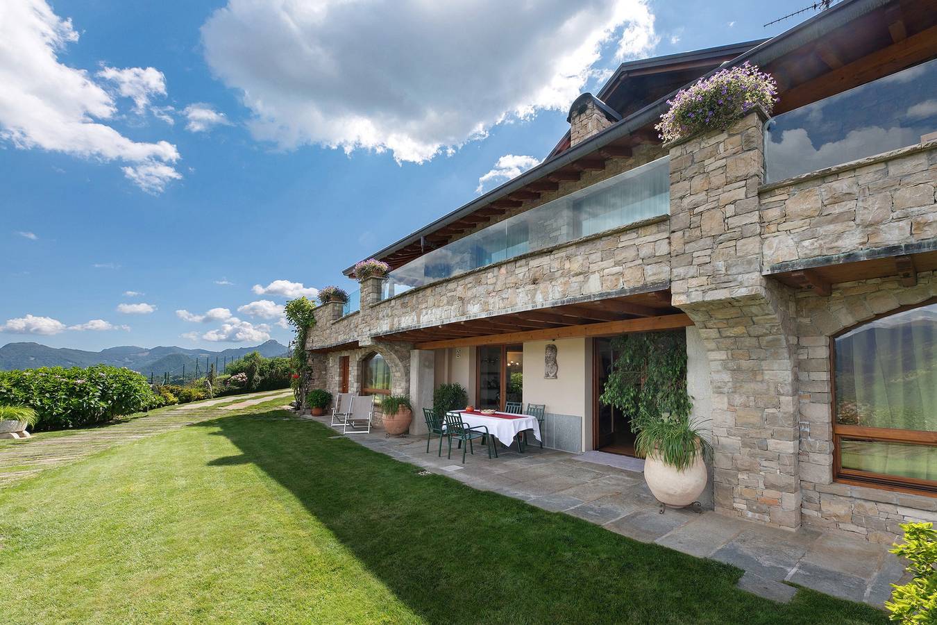 Ganze Wohnung, Ferienwohnung 'Villa Alessandra' mit Blick auf den Luganersee, Terrasse und Wi-Fi in Pellio Intelvi, Alta Valle Intelvi