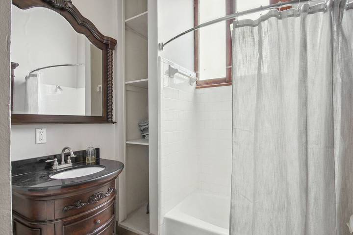 Vacation rental for 6 people, with balcony in Uptown