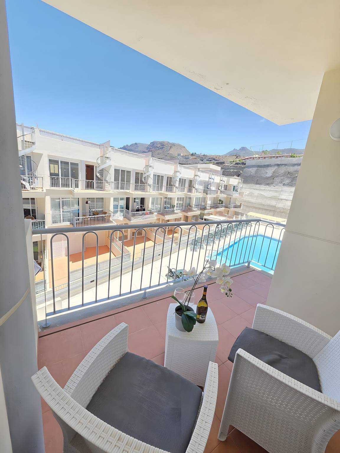 Apartamento entero, Apartamento vacacional 'Playa La Arena' con piscina comunitaria, balcón y Wi-Fi in Playa Neptuno (Santiago del Teide), Santiago del Teide