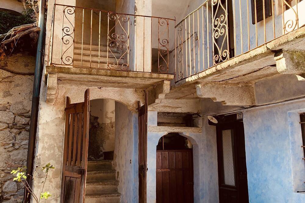 Lake Orta: Beautiful & cozy old village house with large loggia & garden in Artò (Madonna del Sasso), Madonna del Sasso