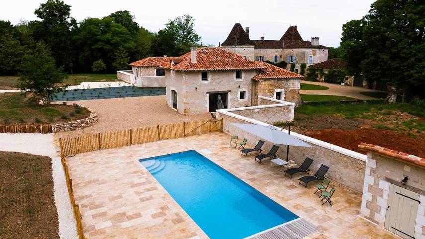 Location de vacances pour 4 personnes, avec sauna et jardin ainsi que piscine et jacuzzi, animaux acceptés à Saint-Pierre-de-Côle