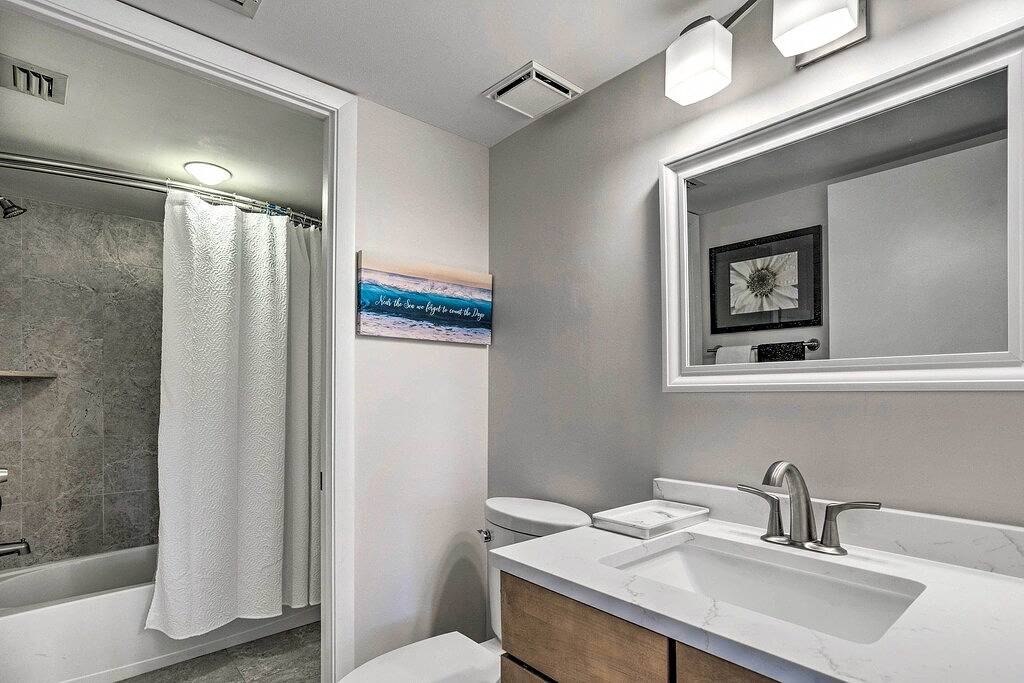 Ganze Wohnung, Jupiter Bay Condo w/ Pool < Half Mile to Beach! in Jupiter, Palm Beach County