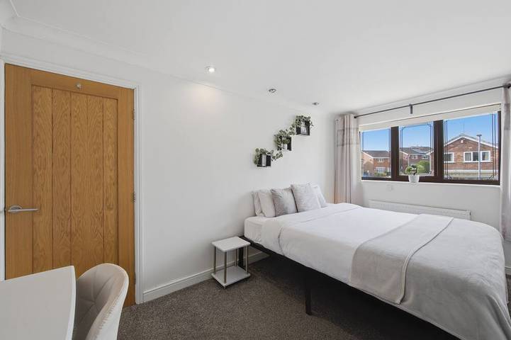 Entire home in Stoke-on-Trent - Work-Ready 1-Bed Stay | Office & Gym | Longton in Stoke-on-Trent, Midlands