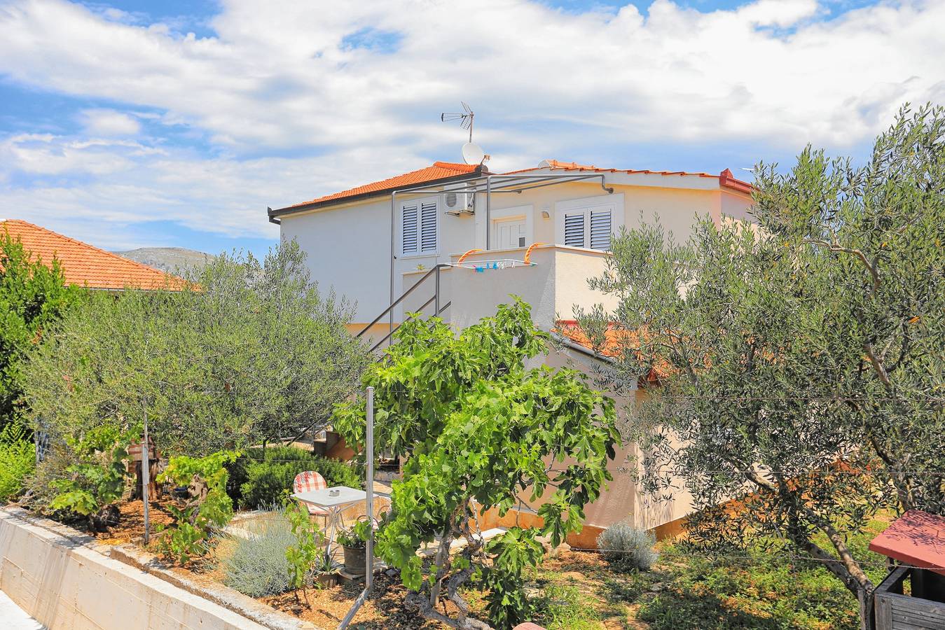 Ganze Wohnung, 1-Zimmer-Ferienwohnung mit Terrasse und Meerblick Trogir A-4814-b in Trogir, Ciovo