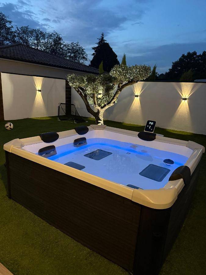 Location de vacances pour 8 personnes, avec Jacuzzi et Terrasse ainsi que Jardin et Piscine à Saint-Selve