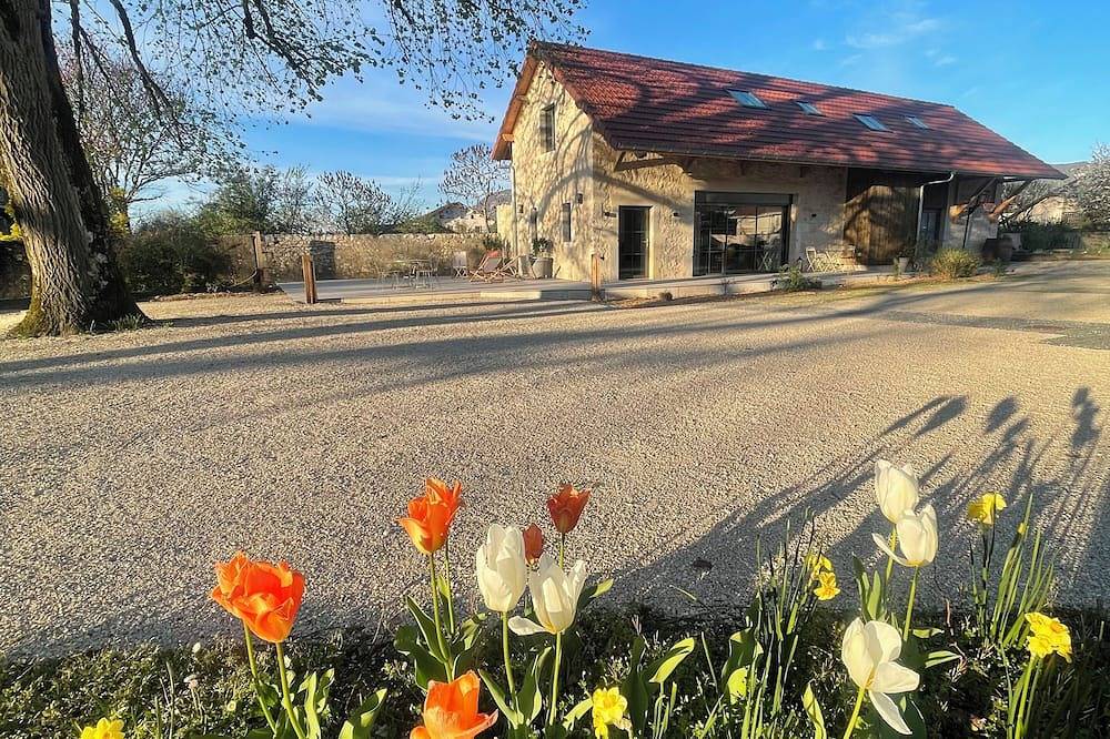 La Villa de Paul, bâtisse du Xixè entièrement rénovée dans l'Avant Pays Savoyard in Yenne, Région de Chambéry