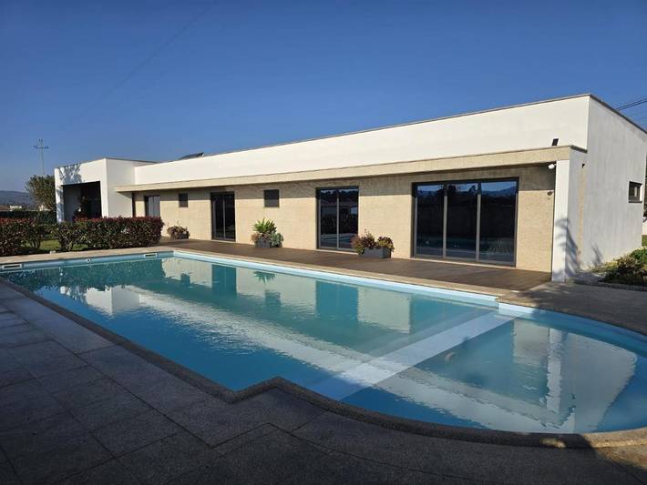 Location de vacances pour 10 personnes, avec Terrasse et Jardin ainsi que Piscine et Vue dans Forjães