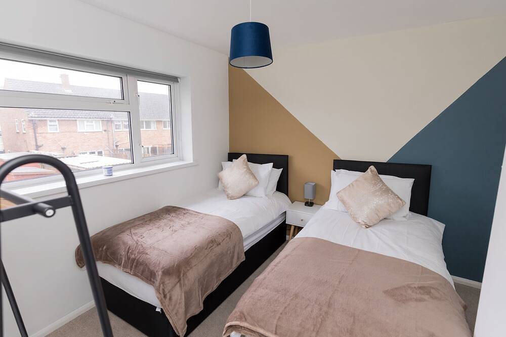Perfect for Contractors & Families + Free Parking! in Stafford, Staffordshire