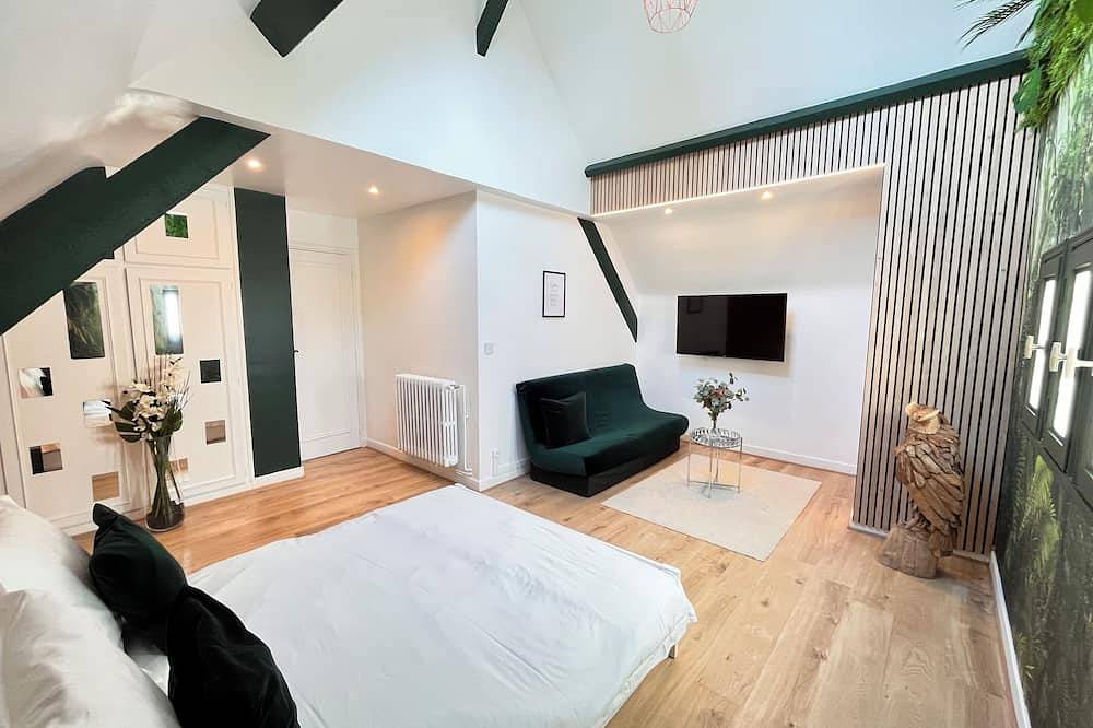Villa with Us Ranch-style games room in Saint-Fargeau-Ponthierry, Parc naturel régional du Gâtinais français