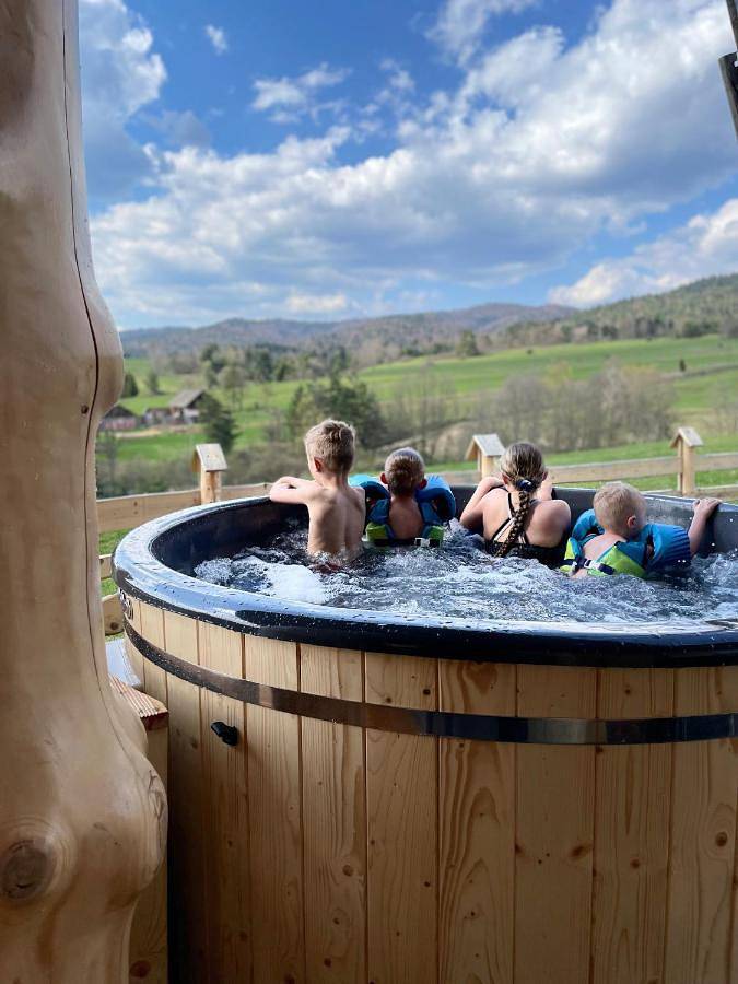 Domek letniskowy dla 10 osób, z Balkon i Jacuzzi oraz Taras i Ogród w Jezioro Czorsztyńskie