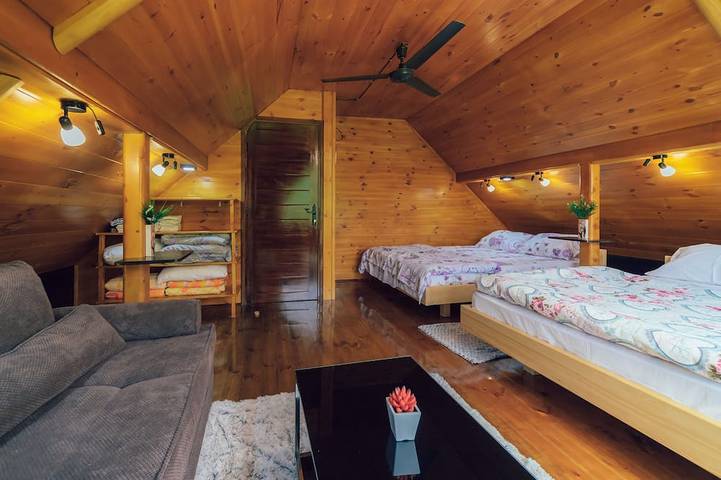 Chalet Tara récemment construit sur deux niveaux avec vue sur la rivière in Parc national Durmitor