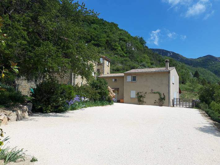Gîte pour 6 personnes, avec piscine, adapté aux familles à Chaudebonne