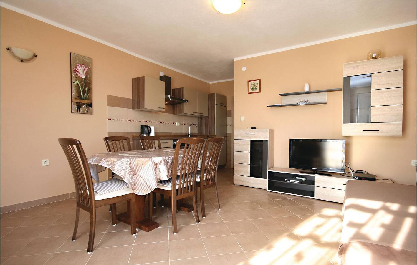 Ganze Ferienwohnung, Gemütliche Wohnung mit Terrasse und WLAN, 1 km vom Strand entfernt! in Razanj, Šibenik-Knin