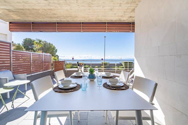 Gîte pour 4 personnes, avec piscine ainsi que terrasse et vue dans Platja De Canyelles Petites - 3