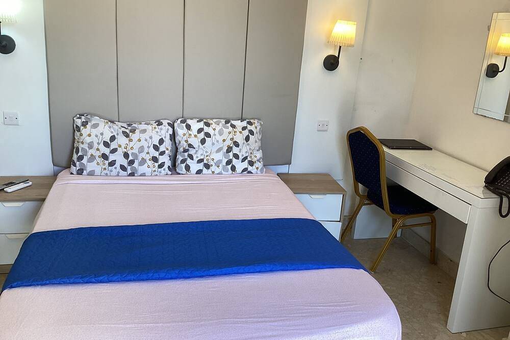 Twin/double bed & breakfast with Ac and Wifi pool/indoor heated pool . in Naxxar, Insel Malta