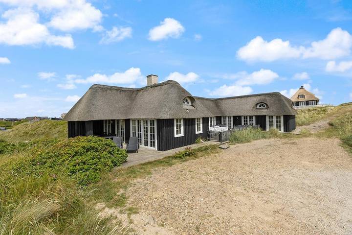Luxurious vacation home in Søndervig, close to the beach and town, featuring a spa and sauna. Just 100 meters from the sea in Søndervig, Holmsland Klit