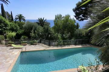 Gîte pour 2 personnes, avec terrasse ainsi que piscine et jardin à Cap-d'Ail