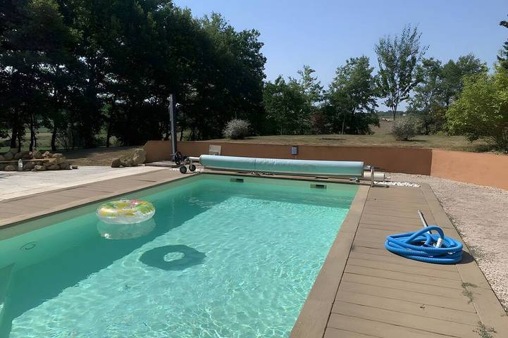 Location de vacances pour 2 personnes, avec Terrasse ainsi que Jardin et Piscine dans Loubersan