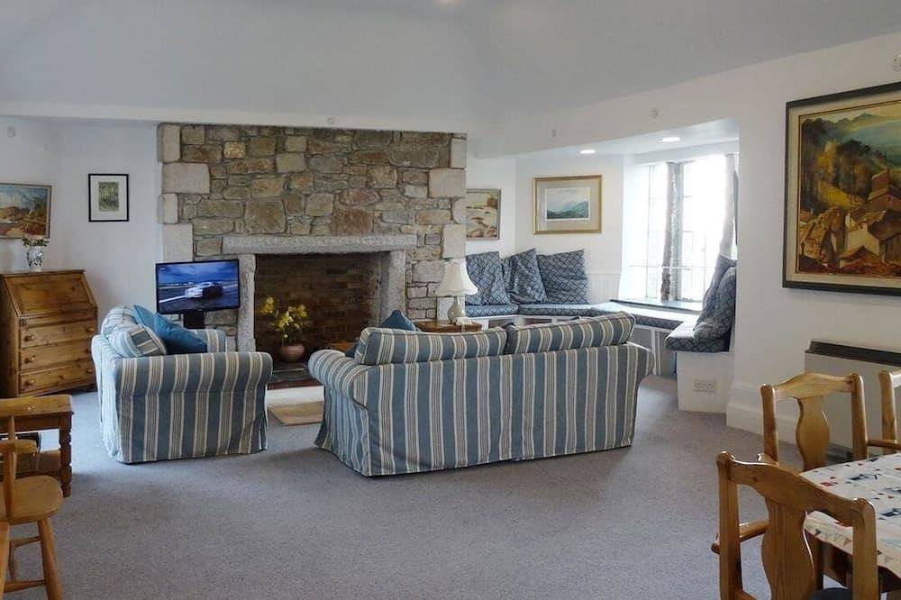 Susannas Apartment, family friendly, with a garden in Rosudgeon in Cornwall