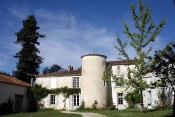 Gîte pour 21 personnes, avec piscine à Rancogne