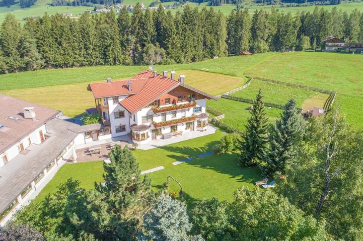 Appart’hôtel pour 9 personnes, avec Balcon et Terrasse ainsi que Jacuzzi et Jardin à Dobbiaco