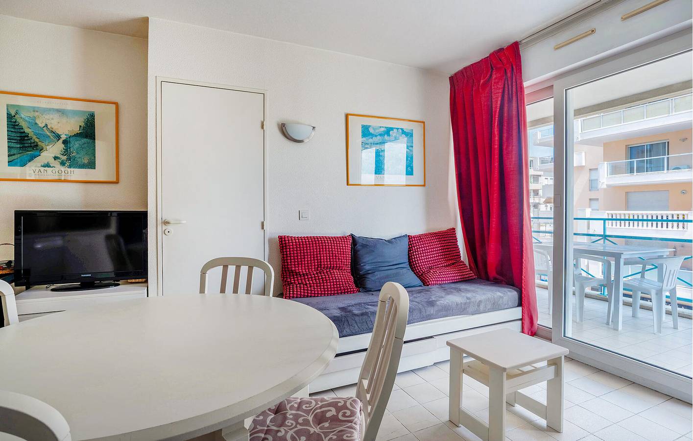 Appartement de vacances entier, Sunny 2km Beach Apartment with WiFi, AC, Terrace & Parking in Antibes, Côte méditerranéenne (France)