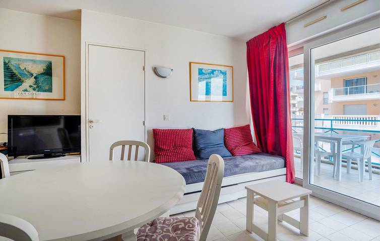 Appartement de vacances entier, Sunny 2km Beach Apartment with WiFi, AC, Terrace & Parking in Antibes, Côte méditerranéenne (France)