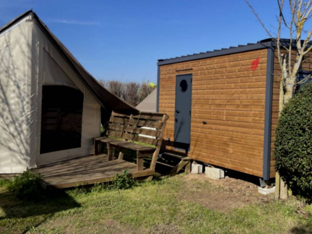 Tente toile et bois, animaux Ok - 4 pers. in L'Aiguillon-la-Presqu'île, Vendée