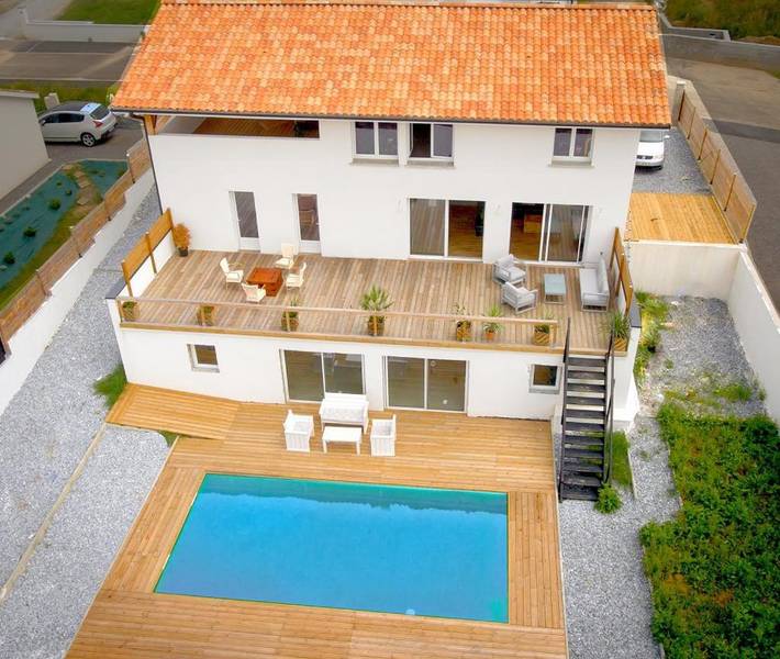 Location de vacances pour 8 personnes, avec Terrasse ainsi que Jardin et Piscine à Rivière-Saas-et-Gourby