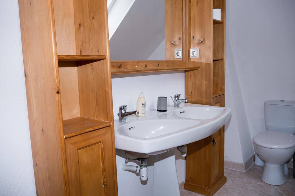 Breton casa de piedra, en una zona tranquila y la playa in Landéda, Región de Brest