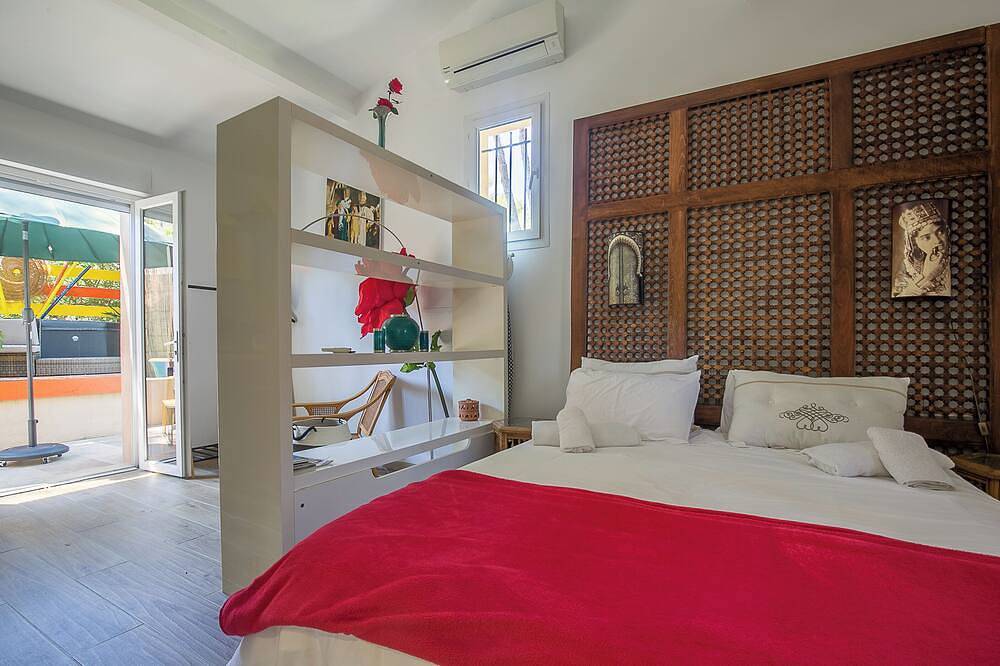 Entire apartment, Studio \"Marrakech\" Private Jacuzzi in Le Beausset, Toulon region