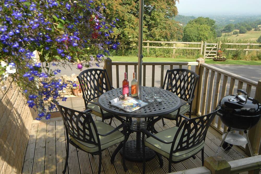 Sheepscombe Byre, sleeps 4 guests. This property boasts stunning views. in Gloucestershire