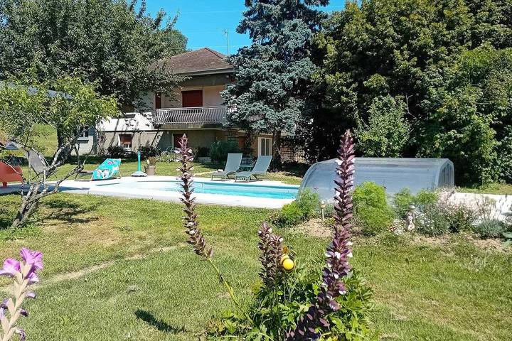 Gîte pour 8 personnes, avec piscine ainsi que terrasse et jardin dans l' Isère