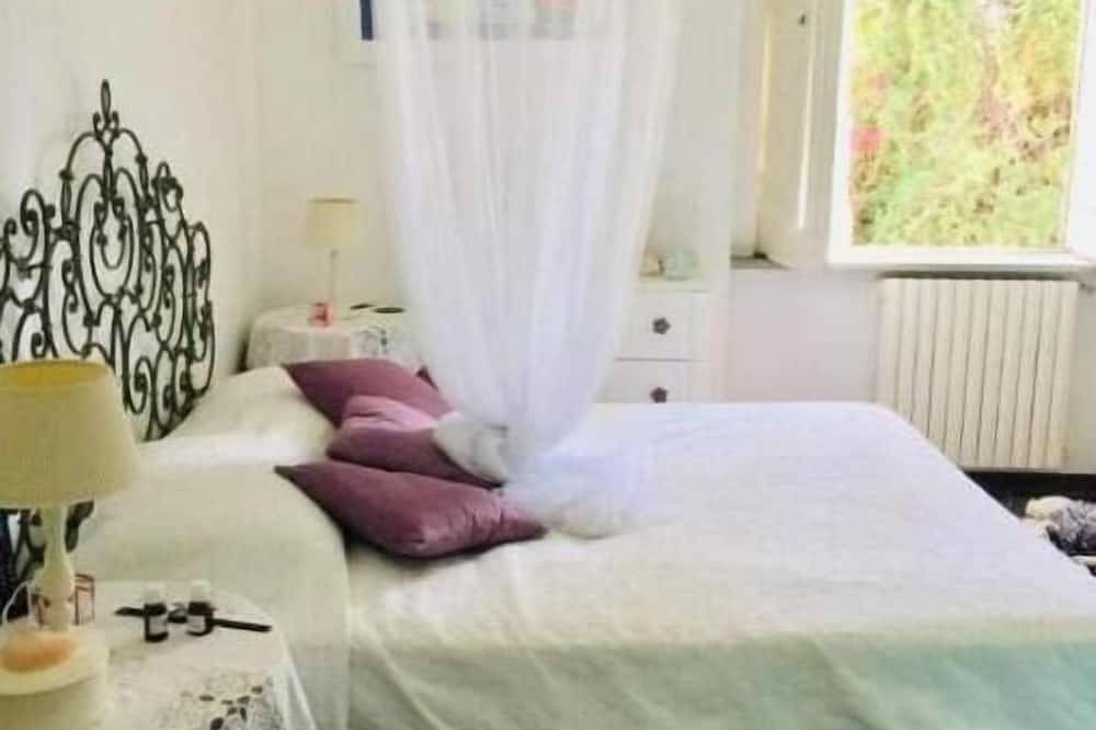Ganze Wohnung, Spacious apartment in a villa with a fully equipped garden and a rooftop with a panoramic view in Ciraccio (Procida), Procida